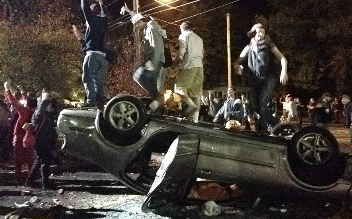 Riots Citizens riot against a corrupt government